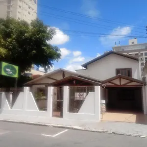 Quarto em Acomodações Particulares Pousada Casa Verde - Quartos Individuais - Smart Tv 32 - E Banheiro Privativo, Itajaí